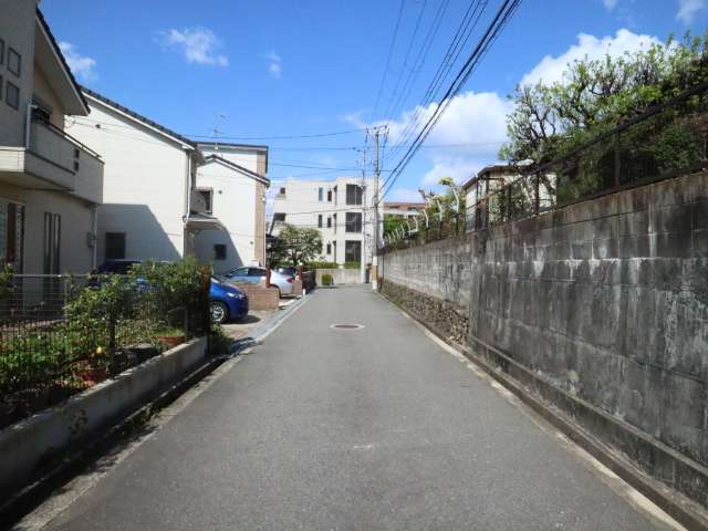 城下町のときからの街路が多く、道幅は狭いです。