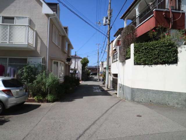 道幅が狭く入り組んだ街路沿いに一戸建てが並んでいます。