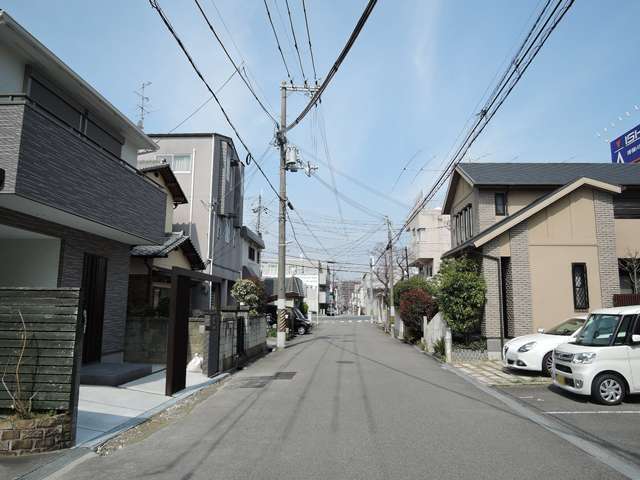 町の南西部を南東方向から見た景色。道幅の広い直線的な街路沿いに一戸建てが並んでいます。