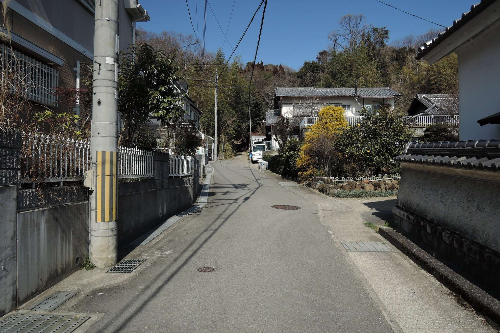 町の西部を南方向から見た景色。昔ながらの集落の街並みが多く見られます。