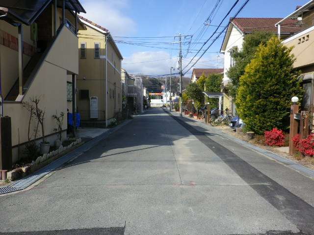 町の西部を南東方向から見た景色。比較的新しい一戸建てが整然と並んでいます。