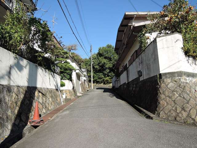 町の北西部を西方向から見た景色。勾配が急な上り坂が続いています。