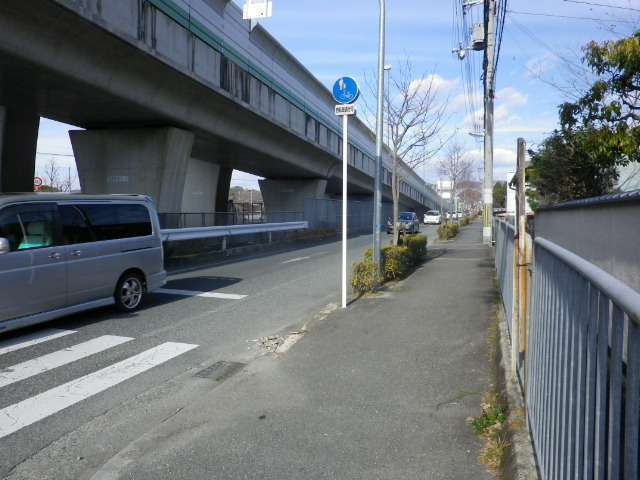 町の西部を国道173号線や国道423号線、阪神高速池田線が通っています。