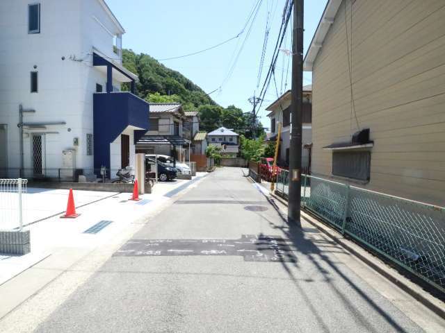 町の東部には五月山の山林が広がっています。