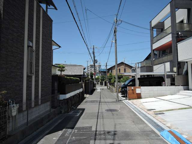 狭い街路沿いに一戸建てやハイツなどが並んでいます。