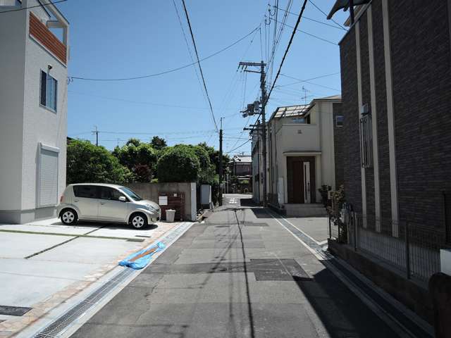 生垣や植栽のある家が多く、緑の潤いを感じられます。