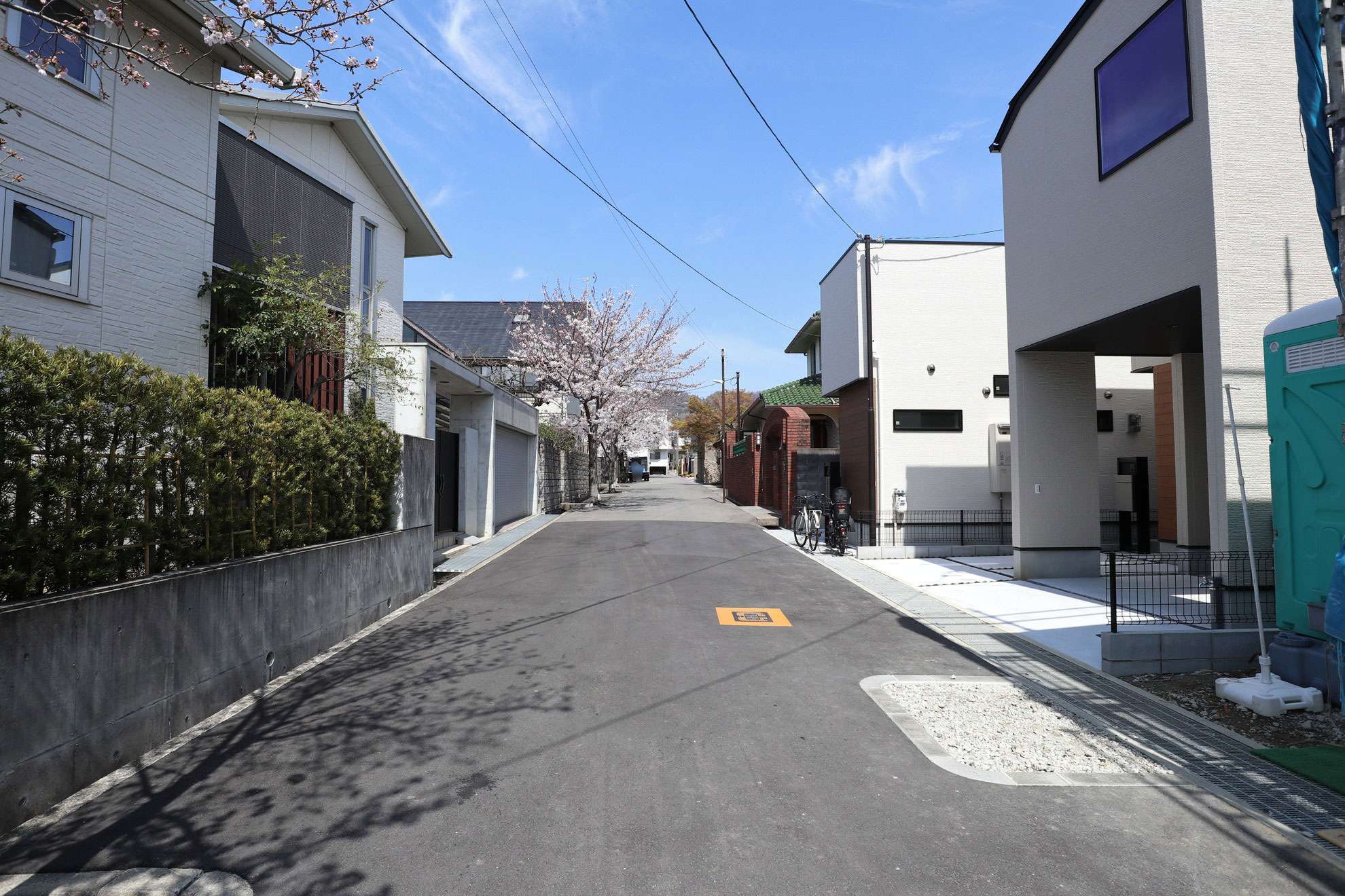 町内を通る街路には桜の木が多く植えられ、春になるときれいな景色を楽しめます。