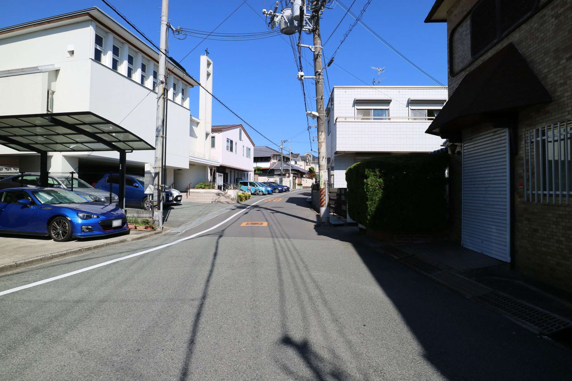 道幅は狭いですが、区画の整った街路が広がっています。