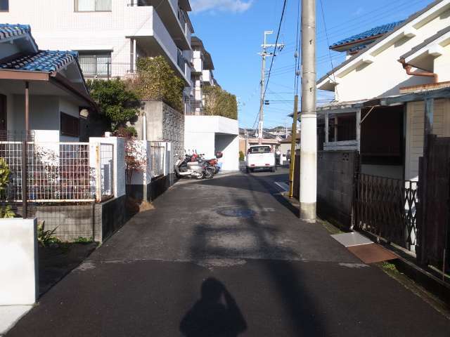 道幅が狭く入り組んだ街路が多く、車の運転には注意が必要です。