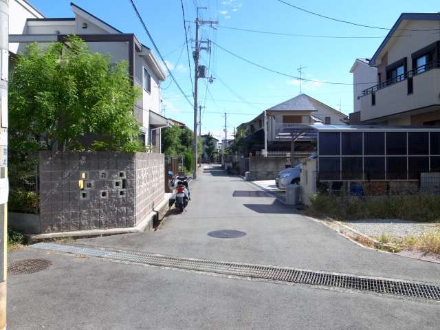 町の北部を西方向から見た景色。道幅が狭く入り組んだ街路沿いに一戸建てが並んでいます。
