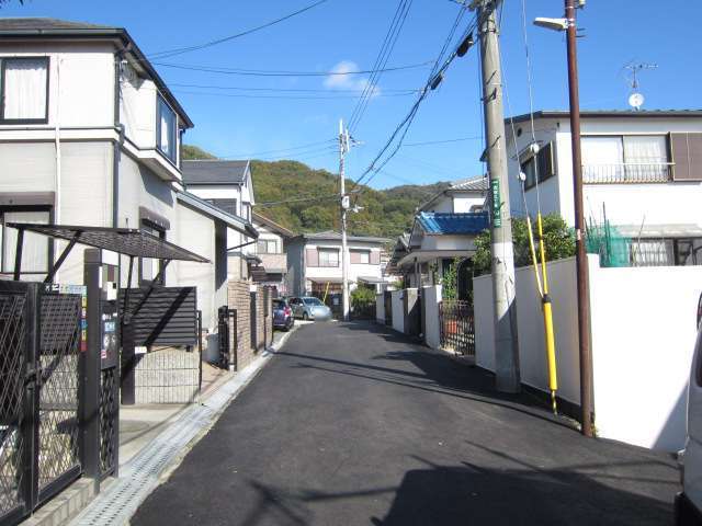 町の西部を南方向から見た景色。一戸建てが多く見られます。