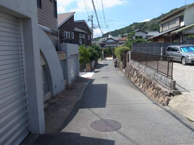 町の北部を東方向から見た景色。道幅が狭く入り組んだ街路が多いです。