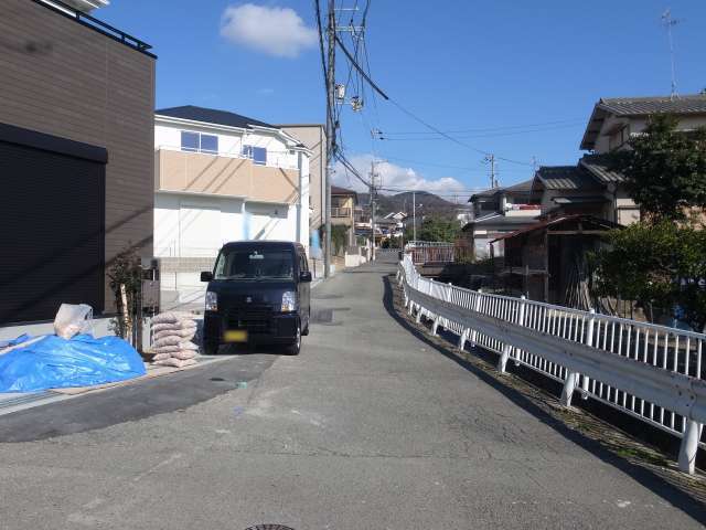 町の南西部を南西方向から見た景色。緩やかな上り坂がだらだらと続いています。