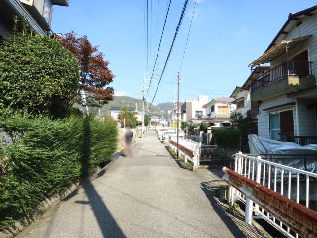 町の南部を南方向から見た景色。奥には五月山の山々が広がっています。