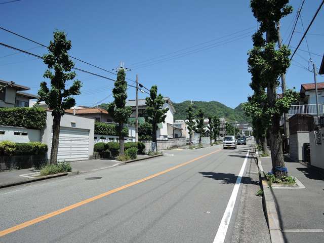 町の西端を走る主要道路。直線的なため、奥にある五月山の山々がよく見えます。
