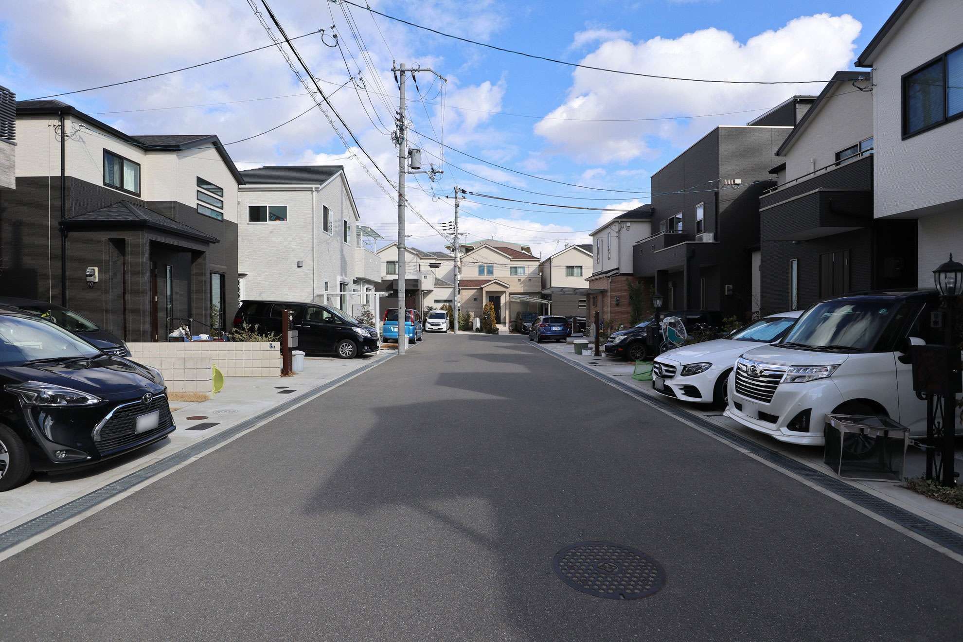一戸建てが中心に並んでいます。