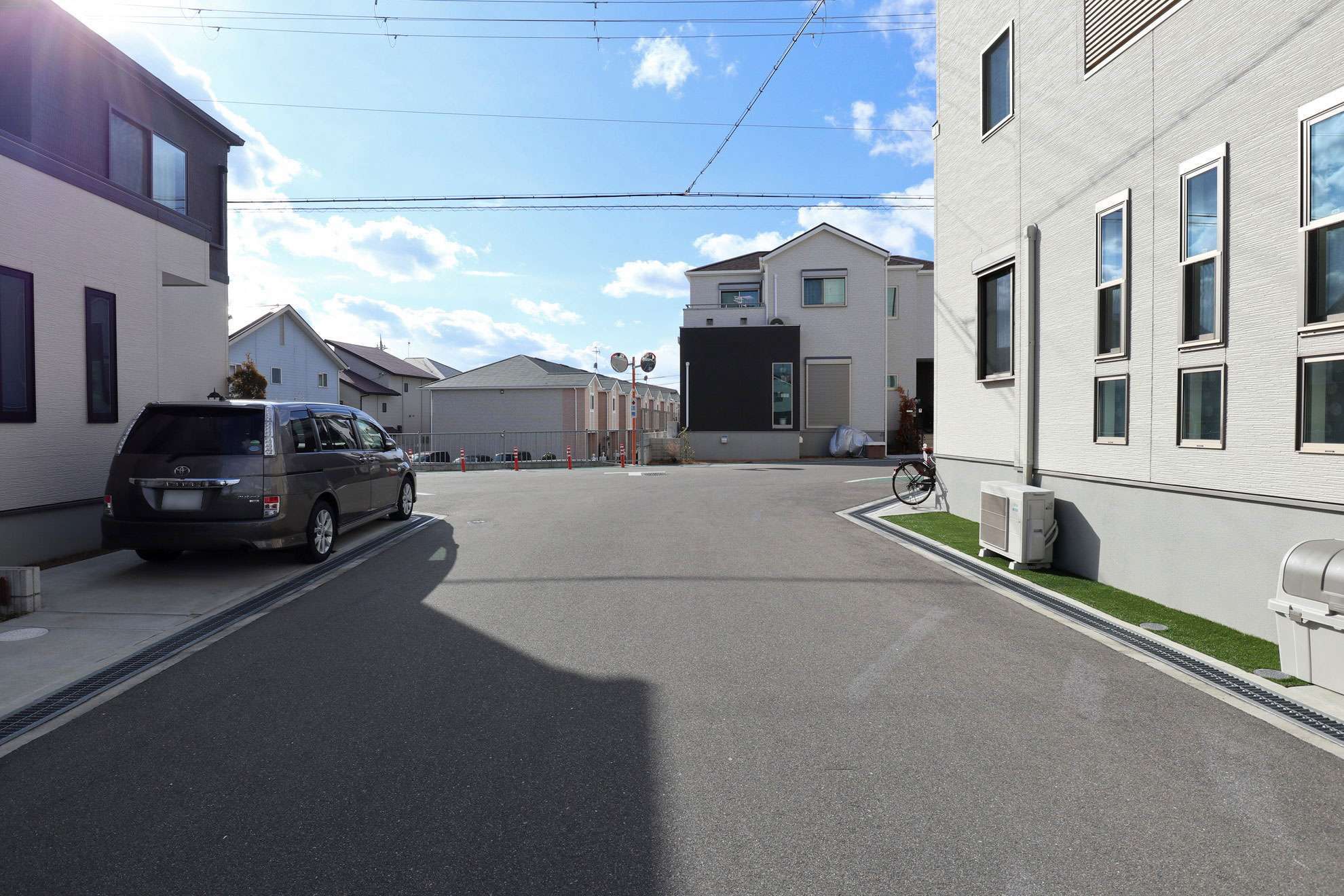 緩やかな坂道が多いですが、道幅が広く区画はほぼ整っています。