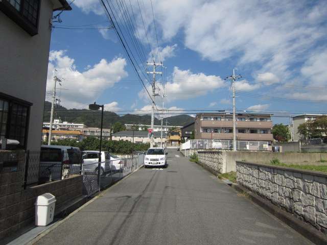 奥には五月山の山々が見えます。