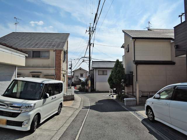 一戸建てが多く並んでいます。