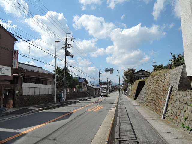 住宅地の北部を走る府道9号箕面池田線。阪急箕面線「箕面」駅や『五月山公園』などへアクセスできます。