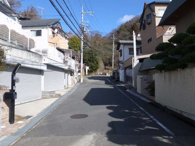 住宅地の北部を南方向から見た景色。坂道沿いに一戸建てが並んでいます。