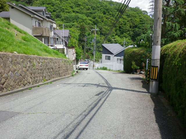 住宅地の北部を西方向から見た景色。道路には急カーブや勾配が急な坂道が多いです。