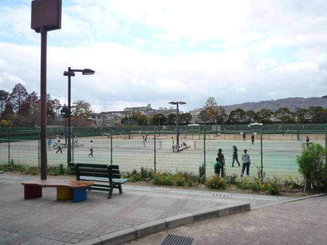 町の北部には『夫婦池公園』があります。園内にテニスコートが8面あり、多くの市民に利用されています。