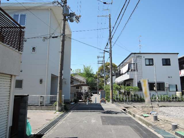 町の北西部を東方向から見た景色。奥には『豊島野公園』があり、園内は緑豊かです。