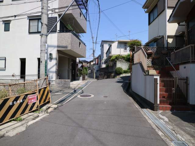 道幅の狭い街路沿いに一戸建てが並んでいます。