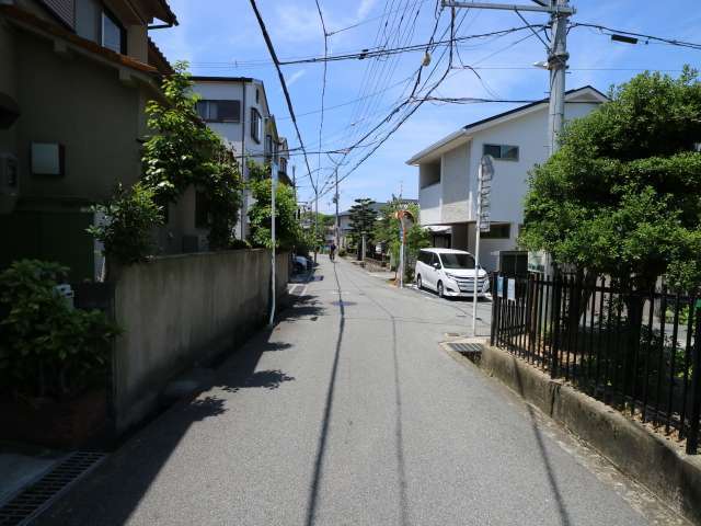 町の北西部を東方向から見た景色。一戸建てが中心に並んでいます。