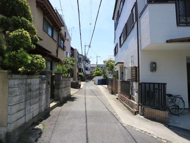 町の北西部を北方向から見た景色。『西国街道』が通るため、道幅が狭い街路が多いです。