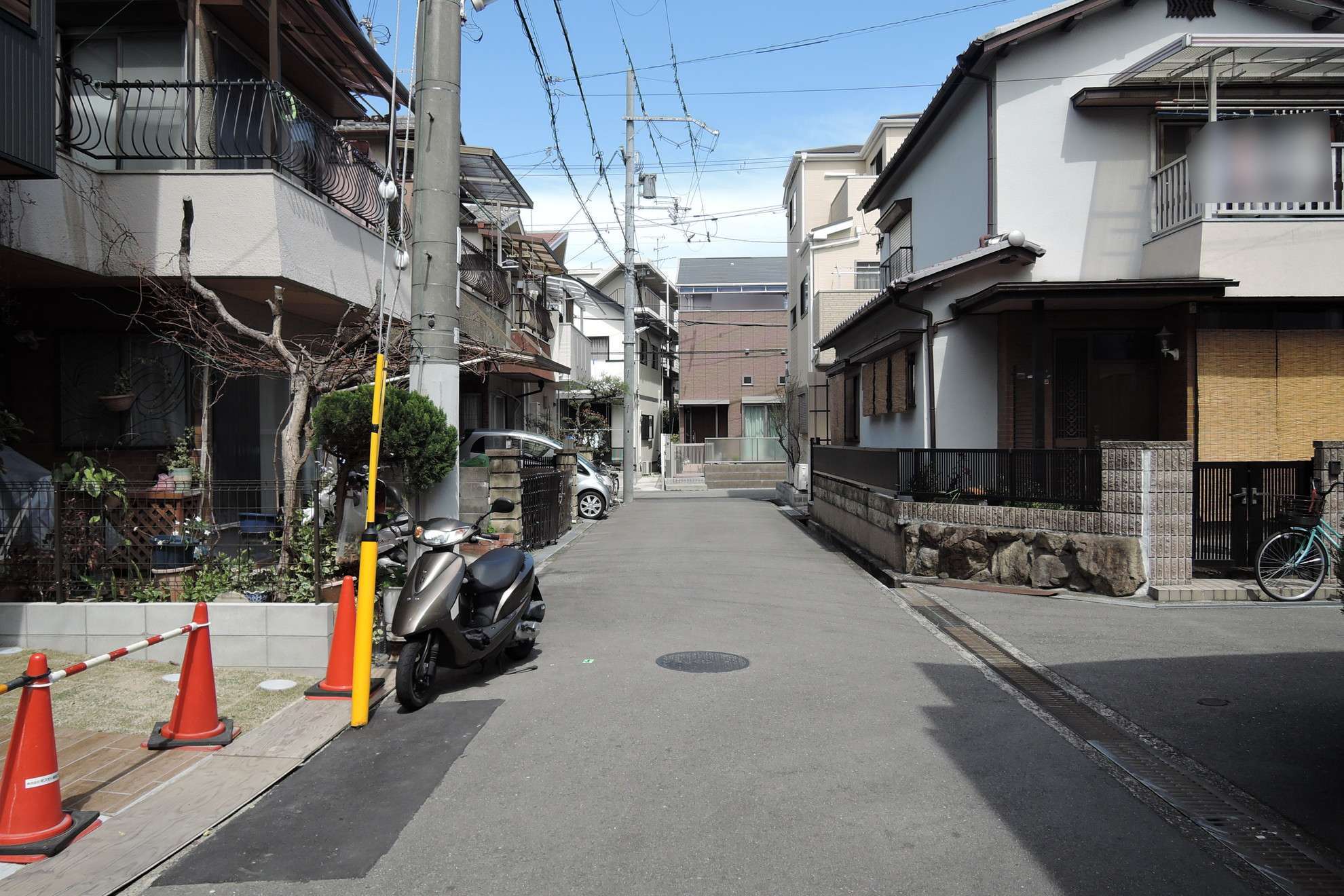 町の北東部を南方向から見た景色。道幅の狭い街路が多いです。
