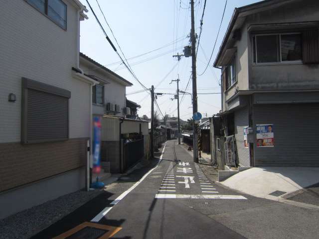 町の東部を東方向から見た景色。旧西国街道沿いには歴史観のある建物が並んでいます。