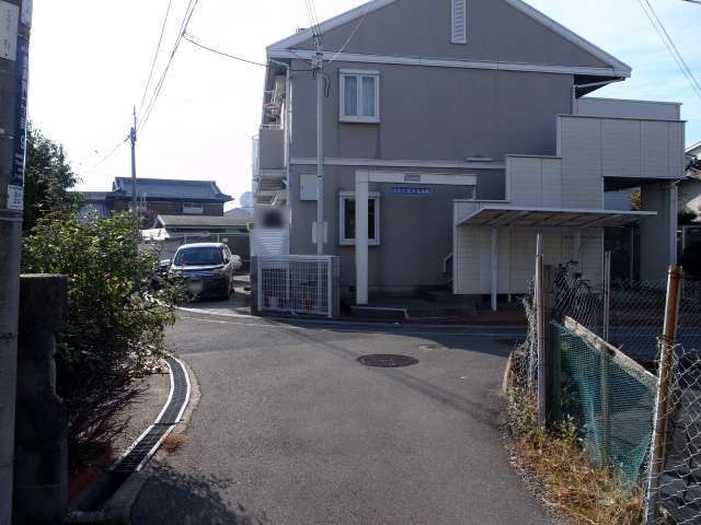 町の中央部を北方向から見た景色。道路は幅が狭く、入り組んでいます。