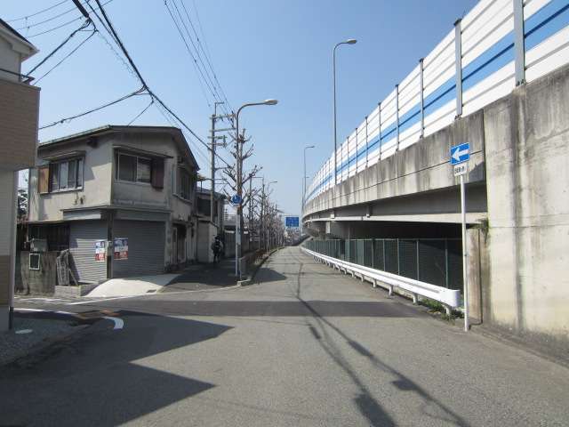 町の東部を南東方向から見た景色。町の北東部を中国自動車道が通ります。