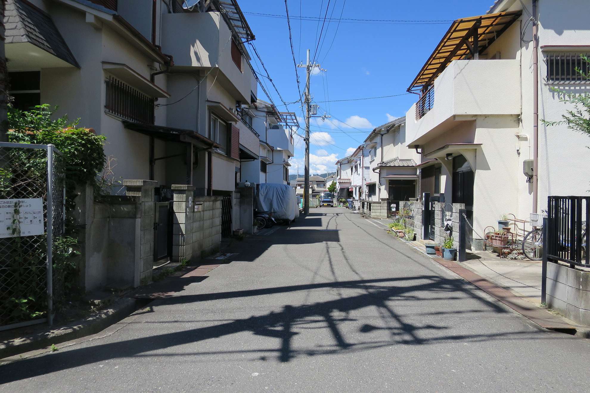 狭く入り組んだ街路沿いに一戸建てが並んでいます。