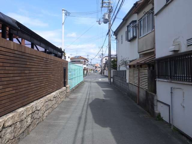 町の南西部を西方向から景色。新しい家屋と古い家屋が混在しています。