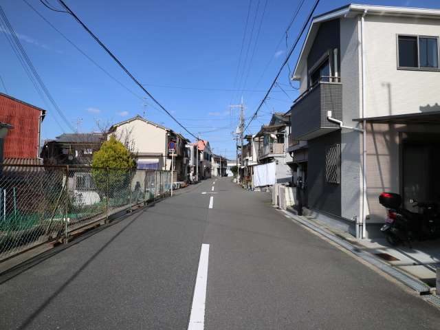 町の南部を南西方向から見た景色。住宅地の中に田畑が入り混じっています。