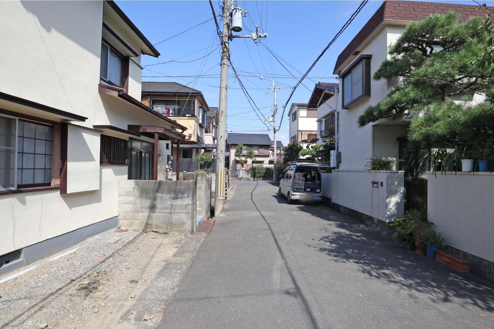 一戸建てが多く立ち並ぶ住宅地。