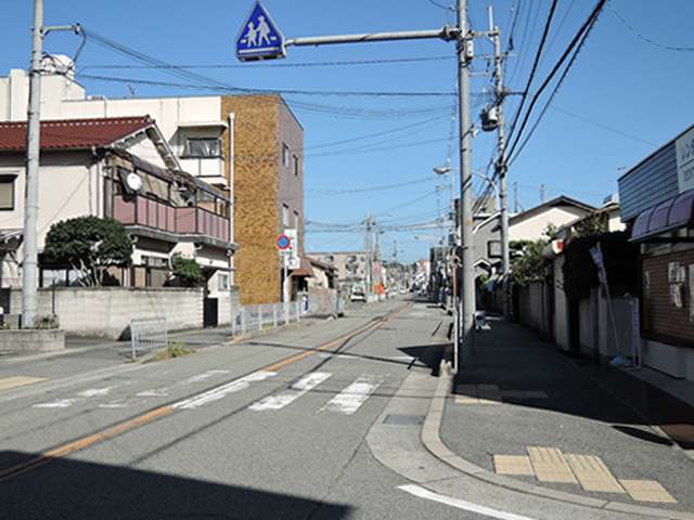 町の北端を走る主要道路。両側に歩道が整備されています。