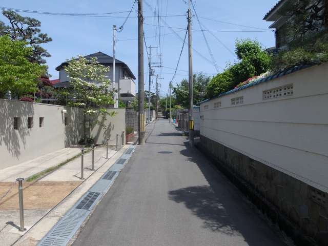 町の北部を西方向から見た景色。一戸建てが多く並んでいます。住宅地ができたときに建てられた家屋も少し残っています。