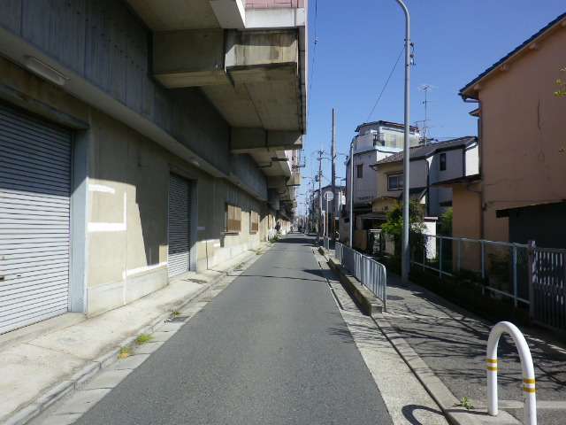 町の北端を阪急宝塚線の高架が通っています。