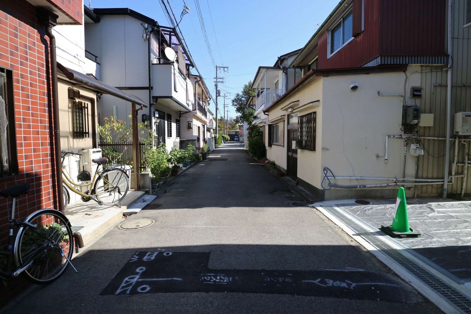 入り組んでいますが、直線的な街路が中心。