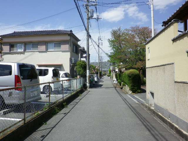 町の南部を南方向から見た景色。生垣や植栽のある家屋が多く見られます。