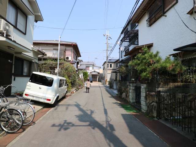 町の北西部を南方向から見た景色。道幅の狭い街路が多いです。