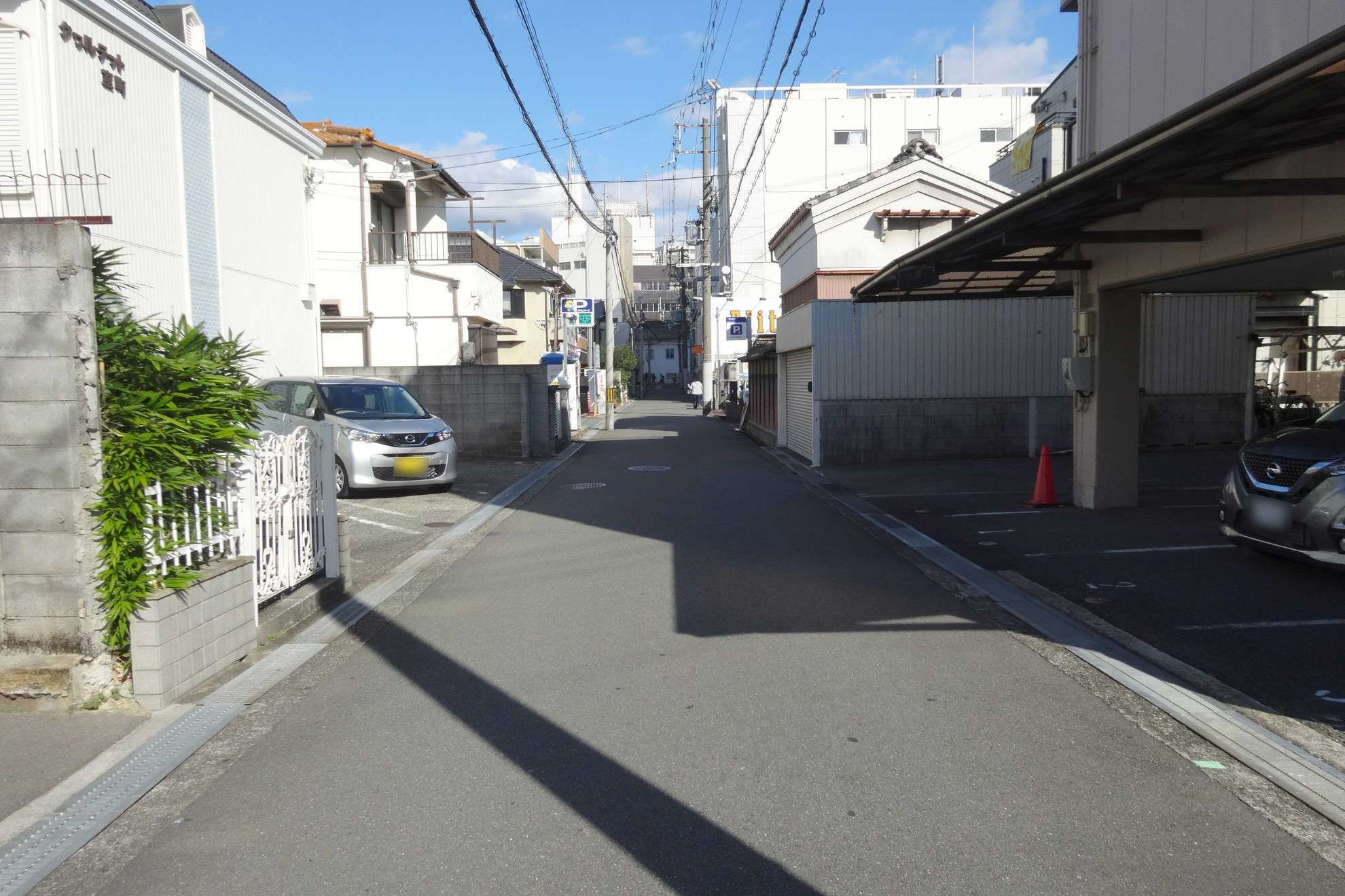 住宅の他に、店舗や事務所なども混在しています。