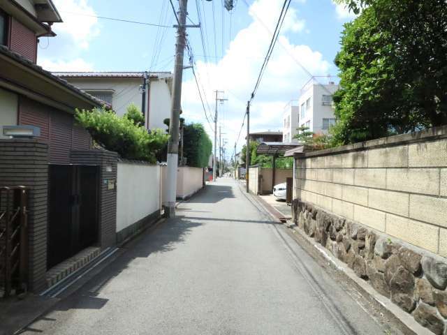 町の北部を北東方向から見た景色。道幅が狭く一方通行の街路が多いです。