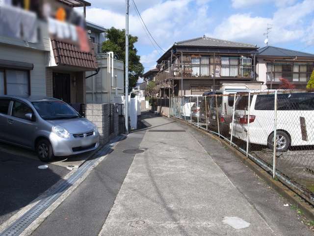 町の南東部を南方向から見た景色。道幅が狭く入り組んだ街路沿いに一戸建てが並んでいます。