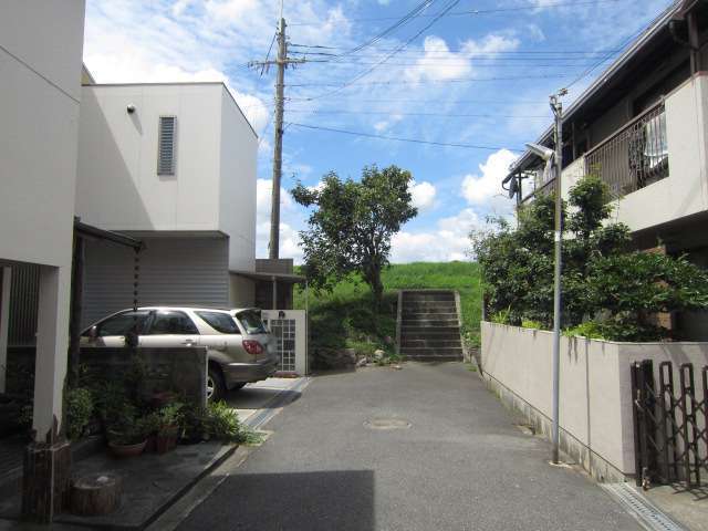 町の西部を東方向から様子。奥にあるには猪名川の堤防です。