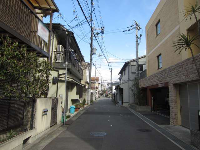 町の北西部を西方向から見た景色。道幅は狭いですが、直線的な道路です。